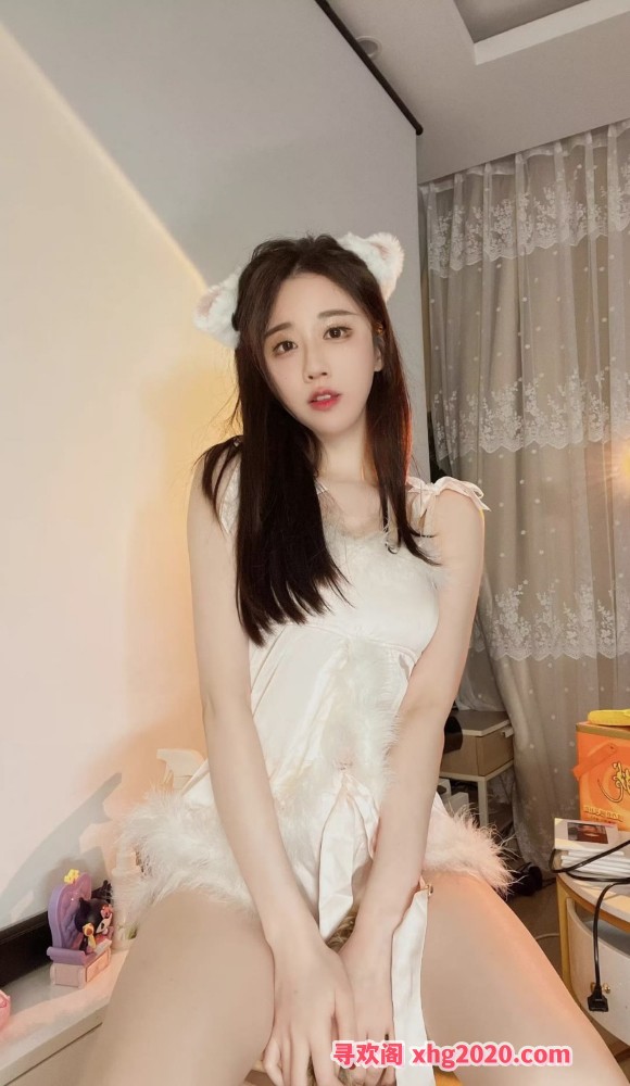 翘臀大胸水嫩骚妹