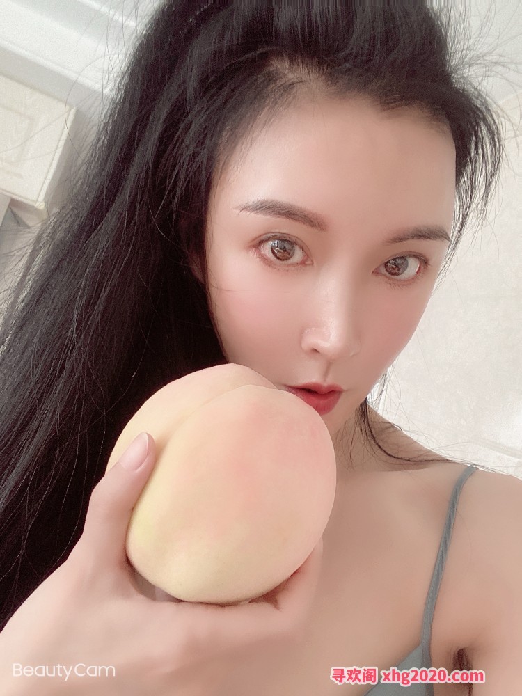 前凸后翘的小姐姐
