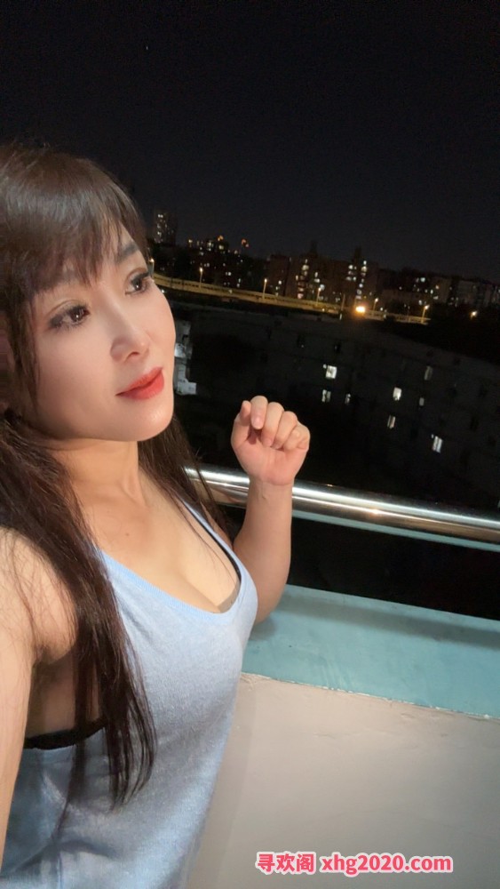 白云热情女友舌吻小麦