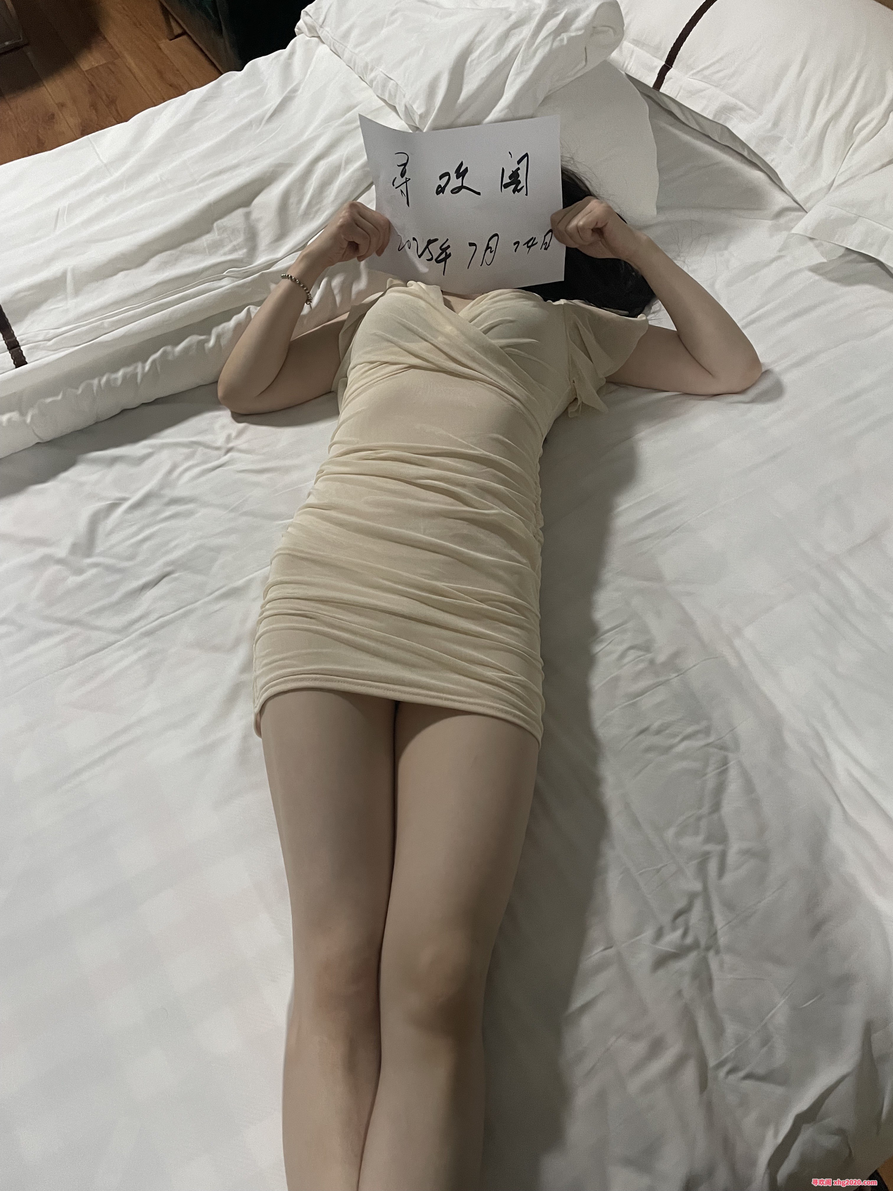 雪白小少妇