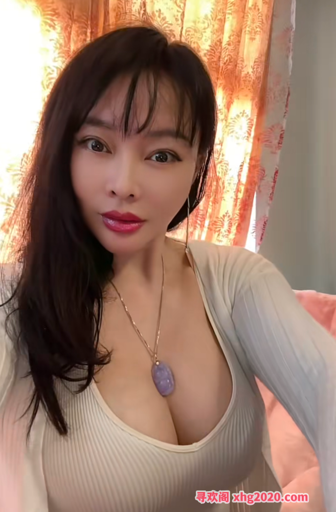 大胸有韵味的抓龙筋姐姐