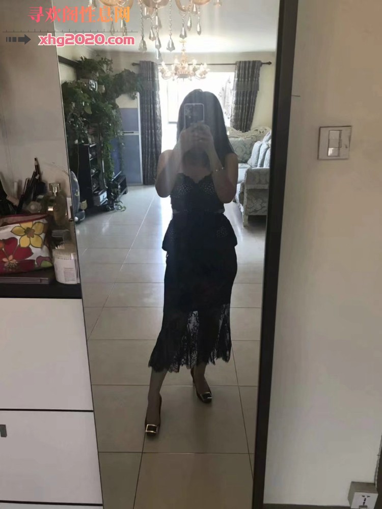 发骚少妇奶子真粉，摸着像肉蛋大大的