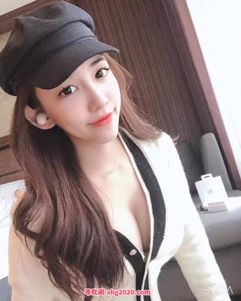 皮肤很白的时尚美女，服务特别好