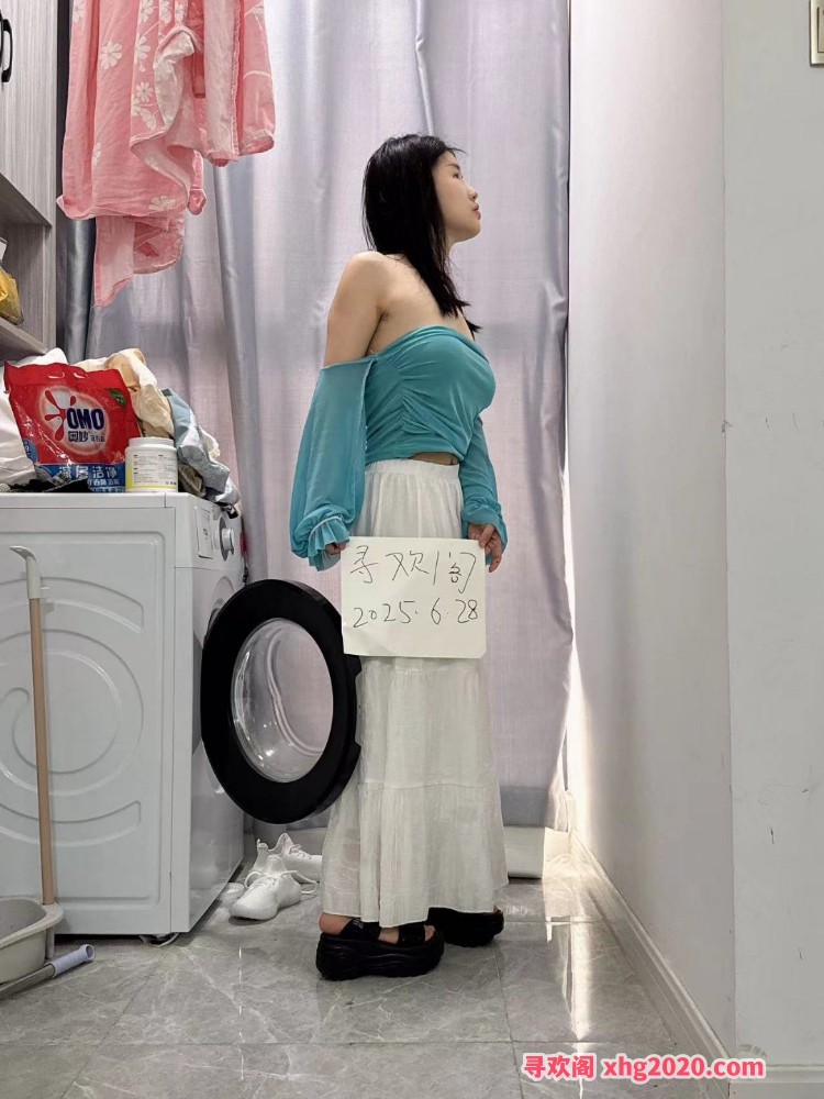 胸大小巧的小美女