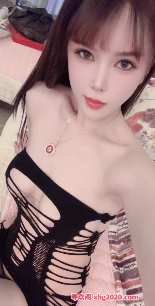 白嫩美乳御姐