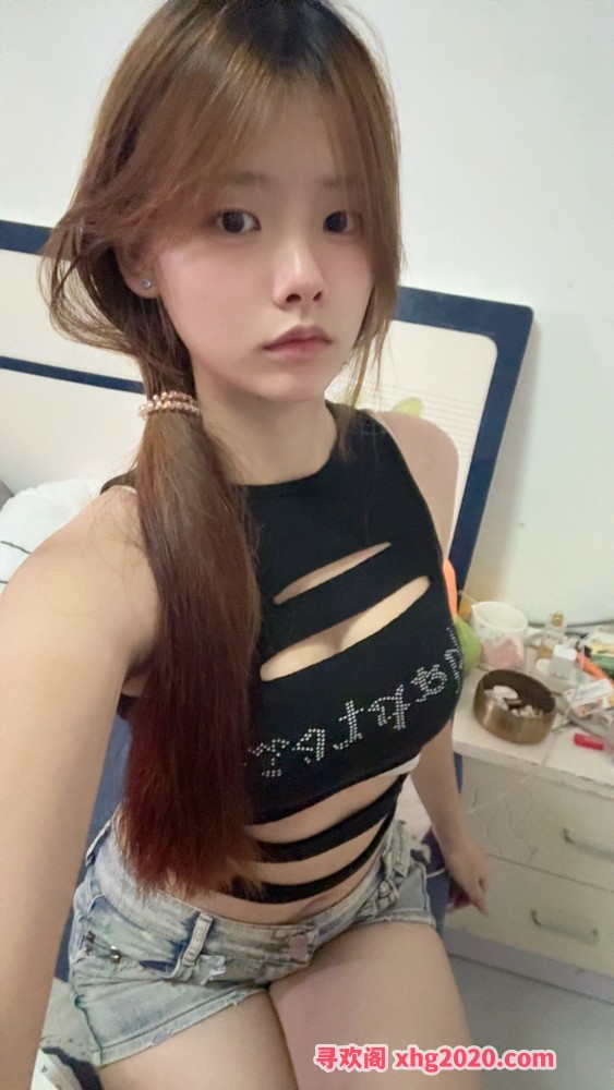 苗条型大胸嫩妹小不点
