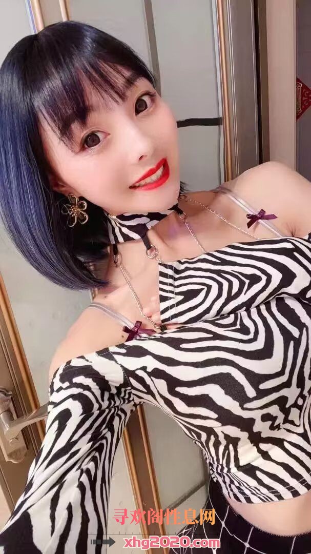 风骚大方的短发小美女