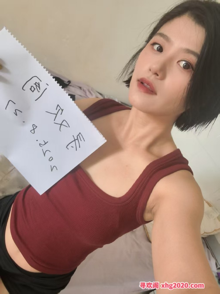 短发甜美御姐