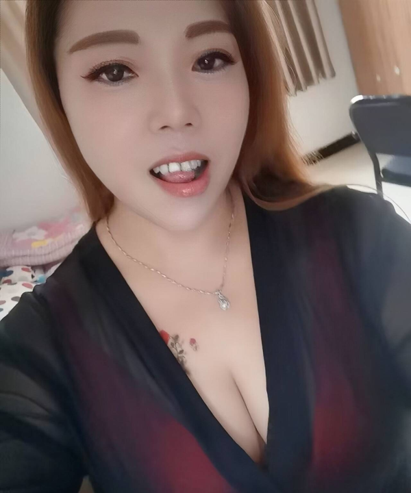 黑丝肥臀熟女