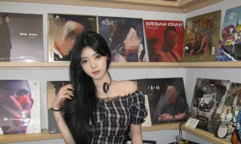 高颜值蜜桃臀思思