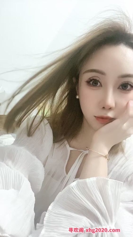 气质短发美女