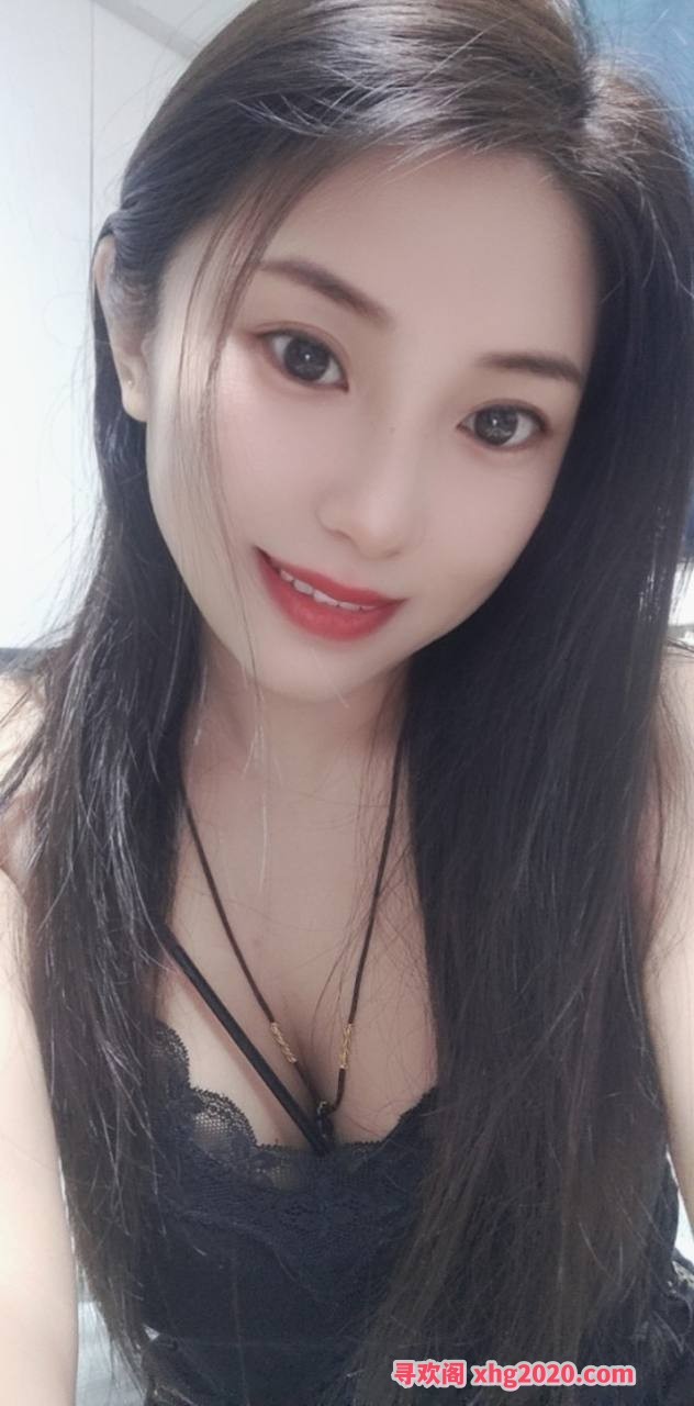 很害羞的小姐姐