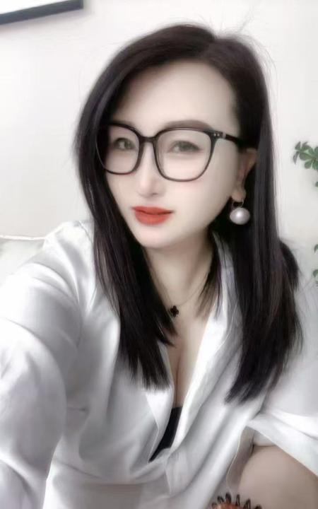 瑶海眼镜骚气少妇