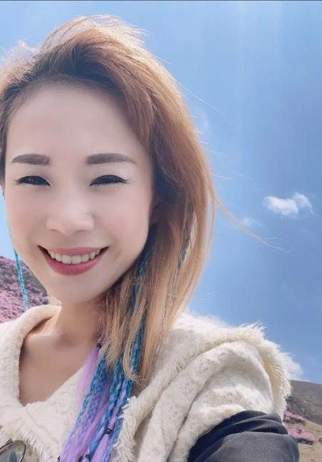 热烈娇小女