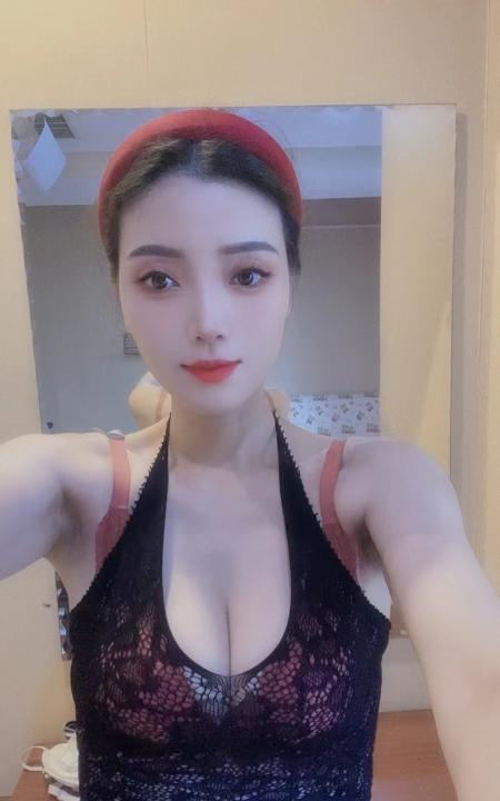 美乳玉腿小心宝