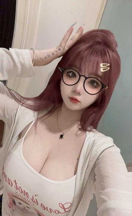 前凸后翘的小妖精