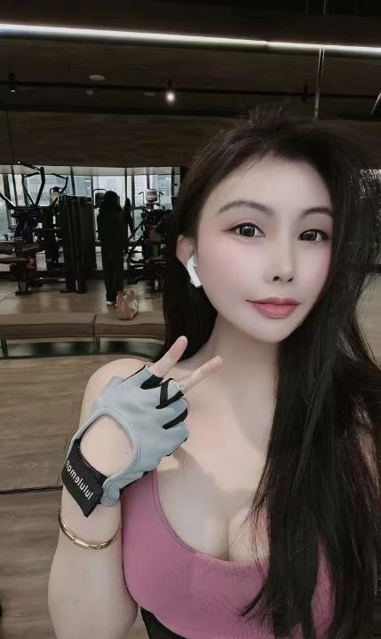 胸大腰细健身小少妇