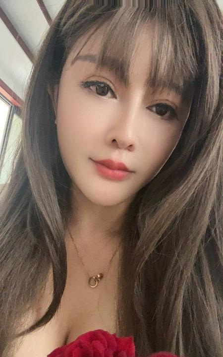 美少妇激情舌吻