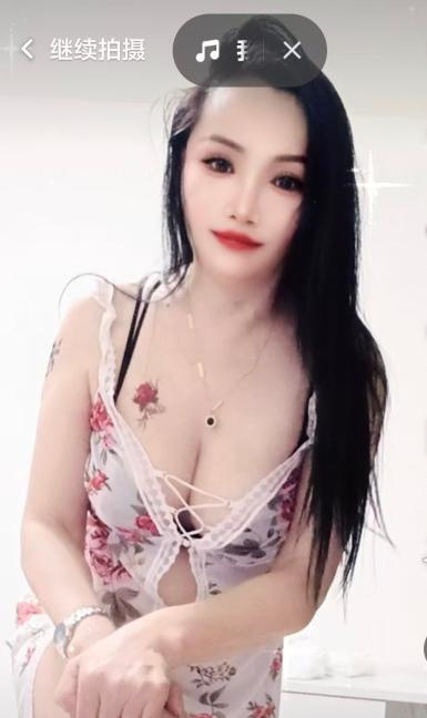 丰满身材大胸妹