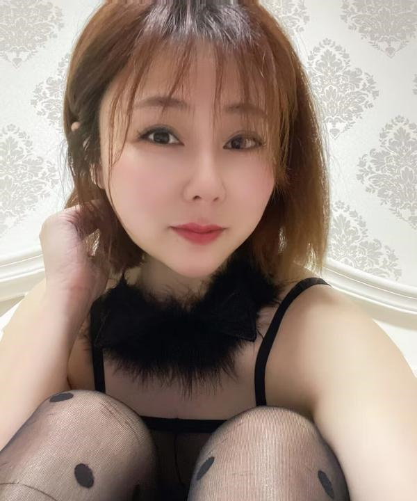 短发美女雯雯