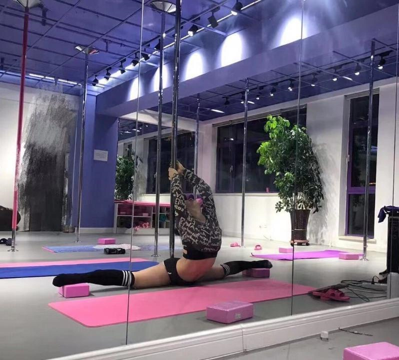 一字马女神蜜桃