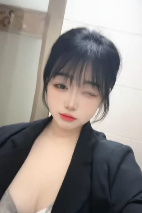 年轻微胖大胸妹