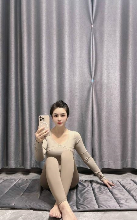 上城瑜伽美足少妇