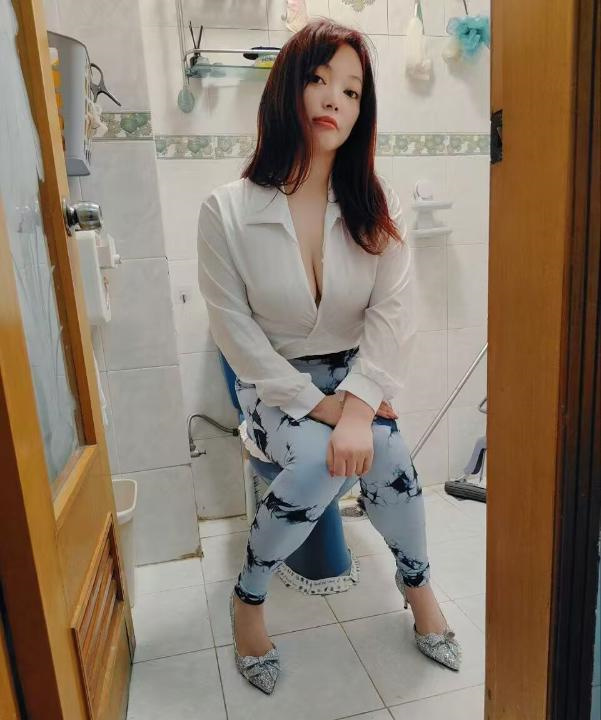 商场内可搞美甲大胸妹