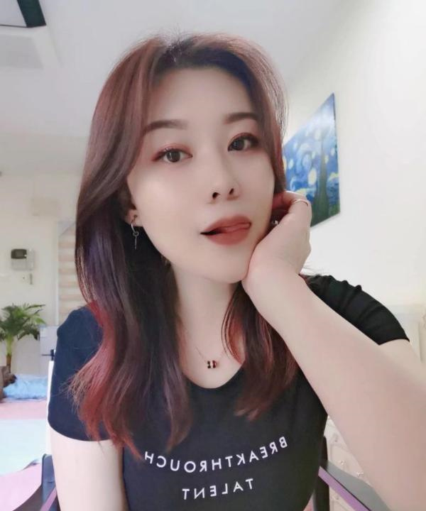 牛仔翘臀大胸少妇