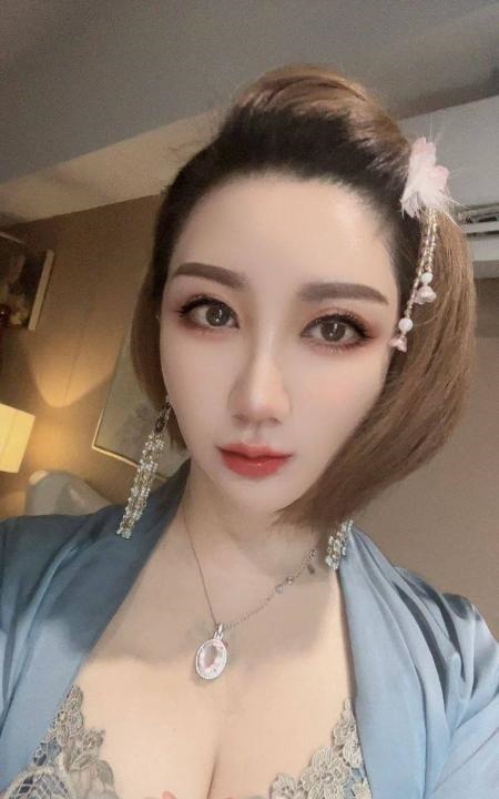 天河珠宝御姐