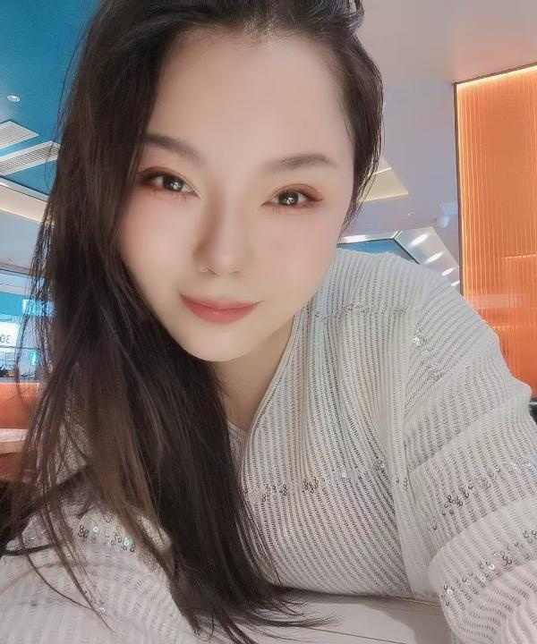 E罩杯美甲店老板娘